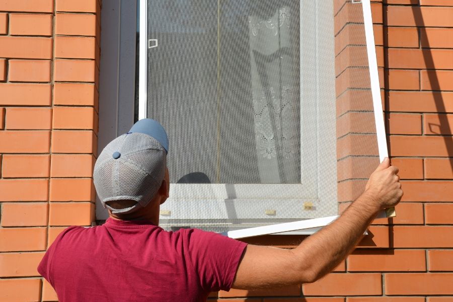 Montaż moskitier przez firmę Roltex w Lublinie