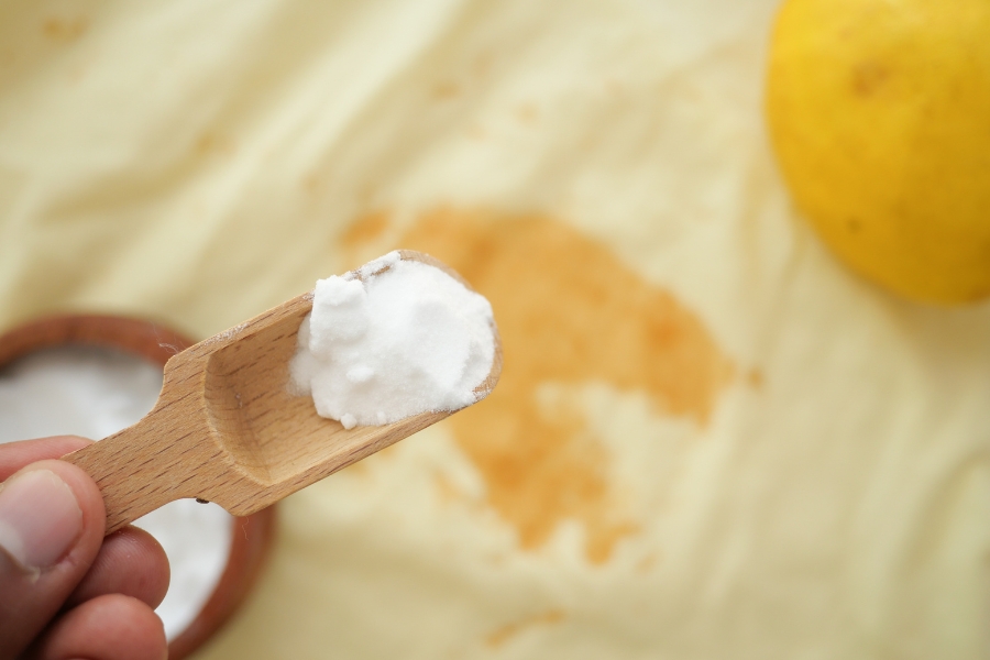 soda oczyszczona do czyszczenia i odświeżania kanapy